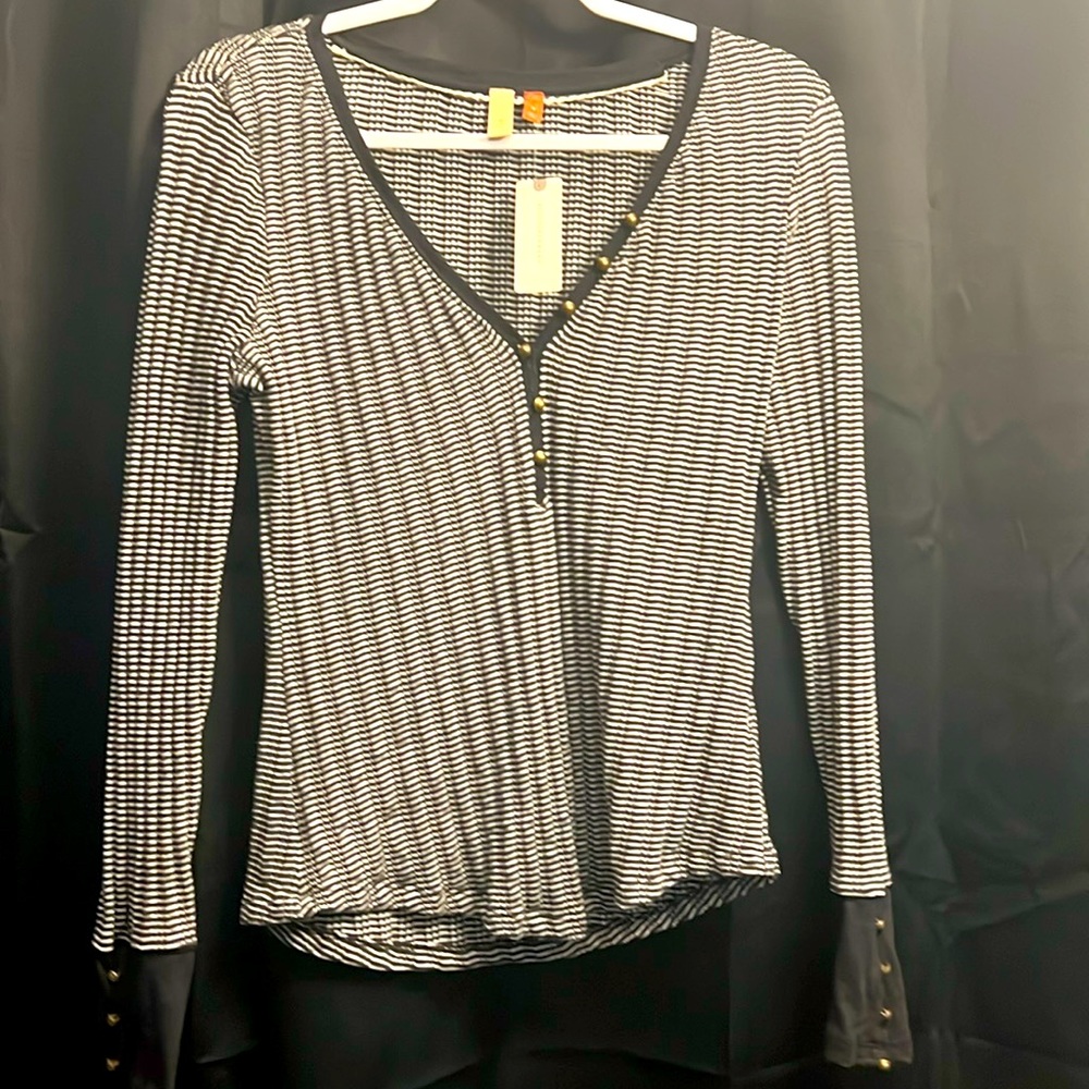 Size Med Anthropologie black and white long sleeve motiv.